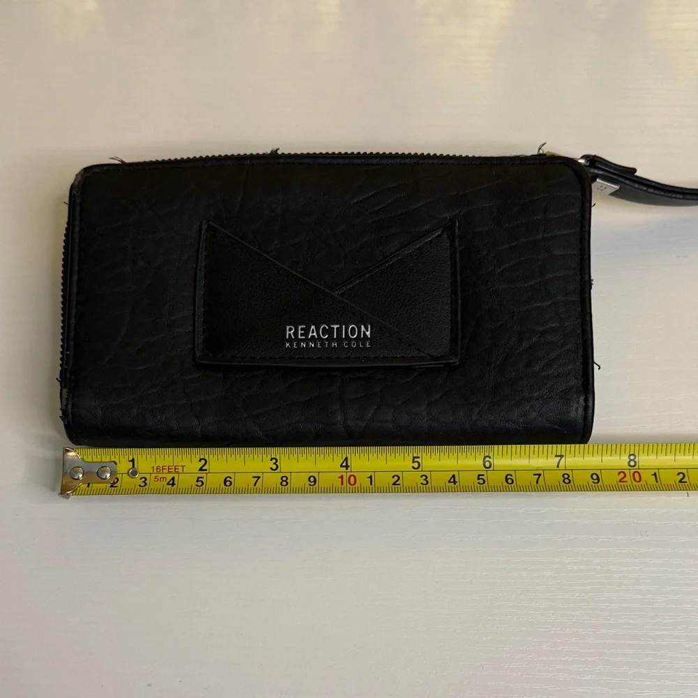 Kenneth Cole Reaction sleek black